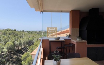 Bonito apartamento, ático, con piscina comunitaria en la sierra de Altea.